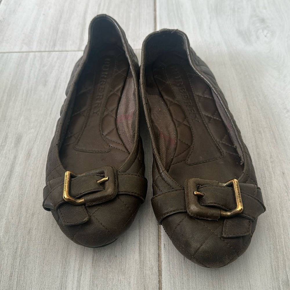 Burberry army green flats size 38